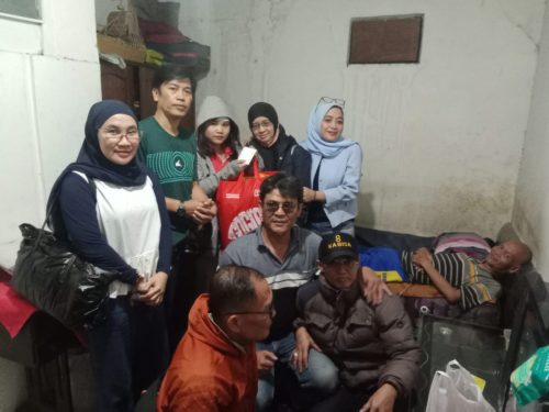 Menengok Alumni Yang Sakit